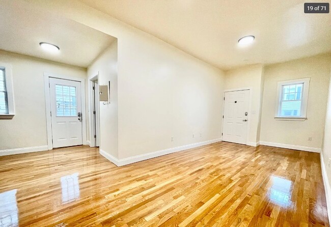 Foto del edificio - 527 E 3rd St