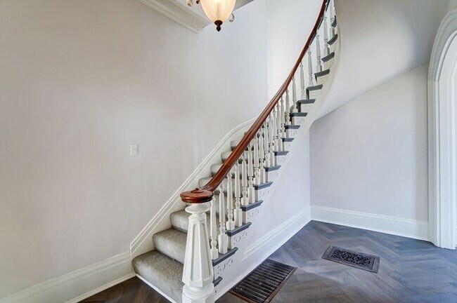 Foto del edificio - 2701 Cleinview Ave