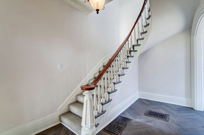 Building Photo - 2701 Cleinview Ave