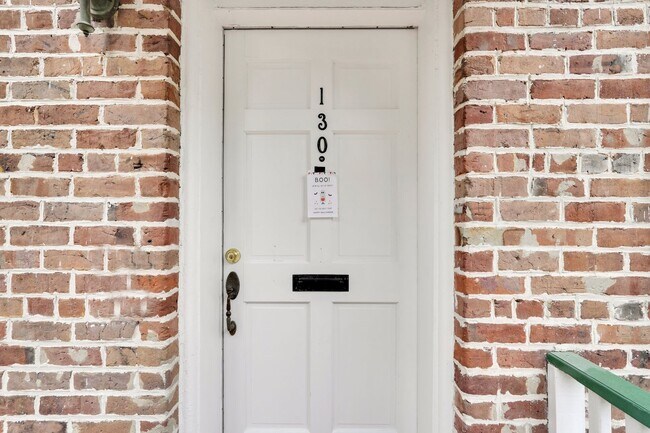 Building Photo - 2 BED | 2 BATH | PRIVATE DECK | HISTORIC DISTRICT | AVAILABLE MAY 2026