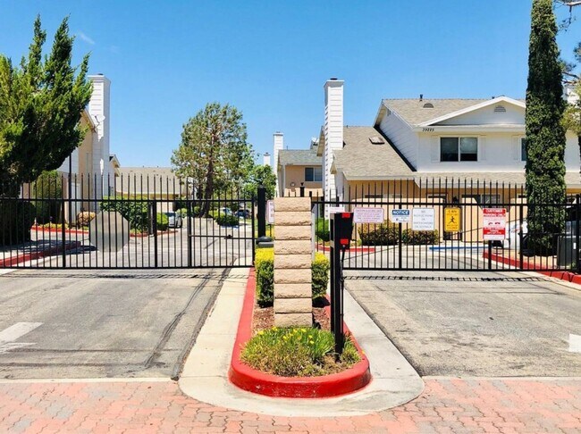 Foto del edificio - 3 Bedroom 2 Bathroom Townhome for Rent in Palmdale