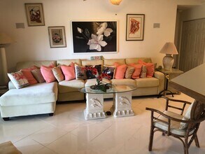 Building Photo - 7 Lexington Ln E