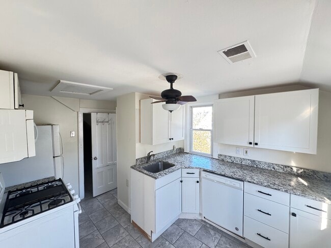 Building Photo - 103 Center St