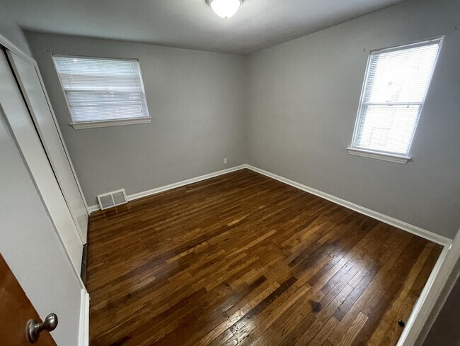 Building Photo - 5470 Oakwood Ave
