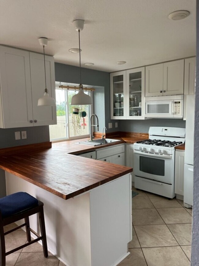 Building Photo - 3 BD 2.5 BA Townhome in California Villas