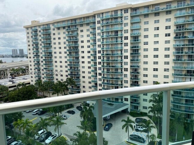 Foto del edificio - 19380 Collins Ave