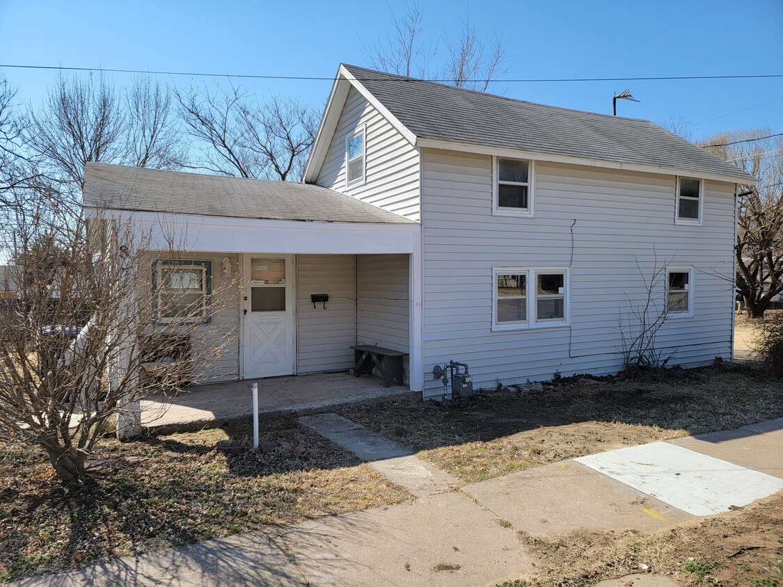 Front of house - 807 W Carr Ave