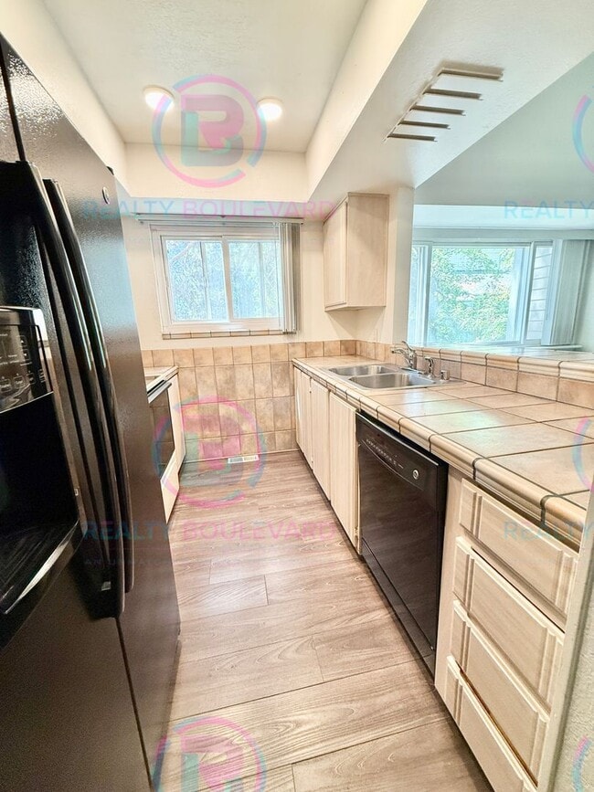 Foto del edificio - This stunning two-bedroom, two-bathroom to...