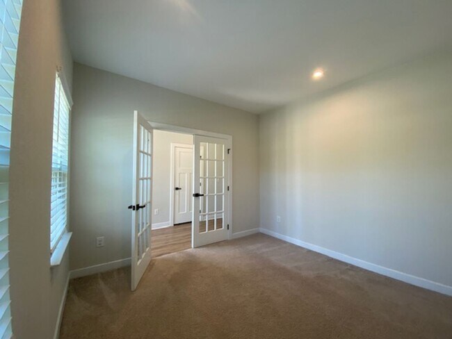 Building Photo - The Landing at Grassfield