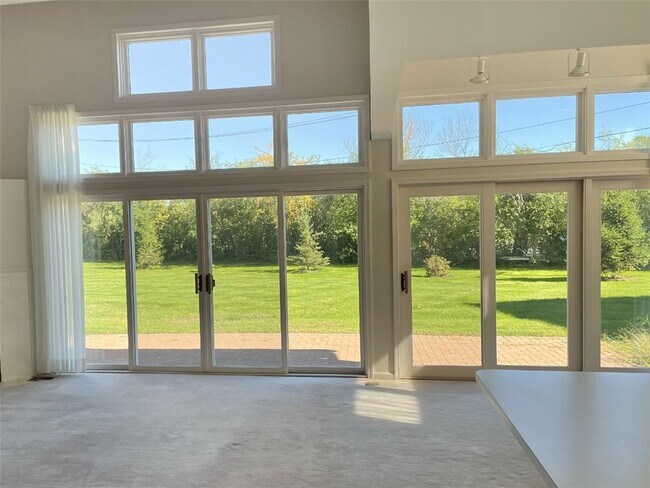 Foto del edificio - 245 Roseland Ln