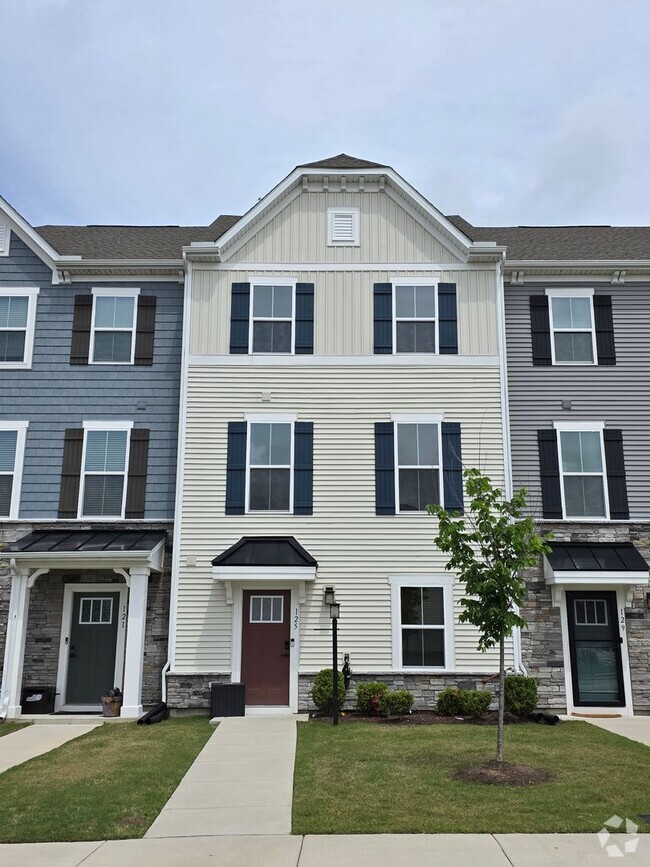 Building Photo - 125 Cedar Crst Dr