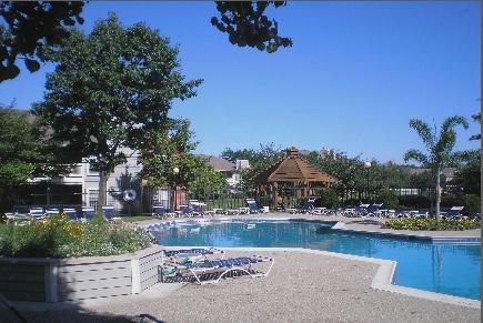 Pool - Lakeshore Apartments