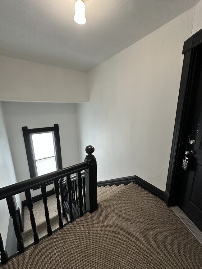 Foto del edificio - 838 1/2 Centerway St. Upper