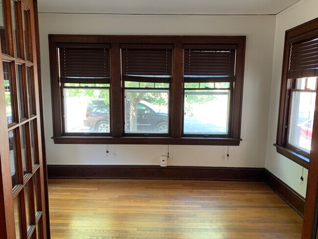 Sun Room - 226 Wilder St N