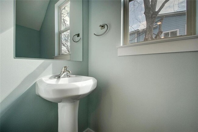 Foto del edificio - 1608 Miriam Ave