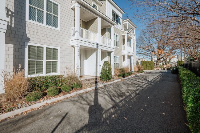 Building Photo - 3BD/3.5BA Immaculate Condo at the Oceanfro...