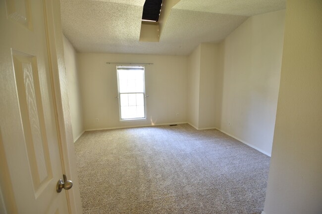 Large main bedroom with vaulted ceiling and 2 walk in closets. - 3509 Queen Anne Way