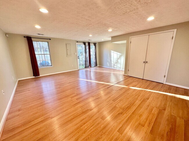 Foto del edificio - Amazing 2 BR/2.5 BA Townhome in Forestvill...