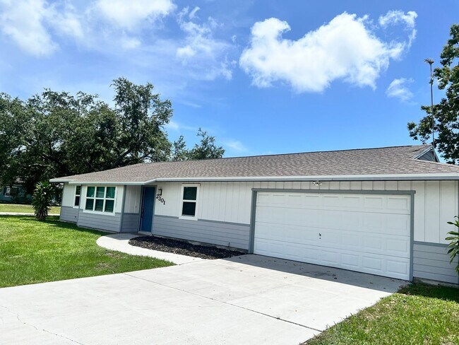 Foto del edificio - NEWLY RENOVATED 3 BEDROOM 2 BATH HOME- TIL...