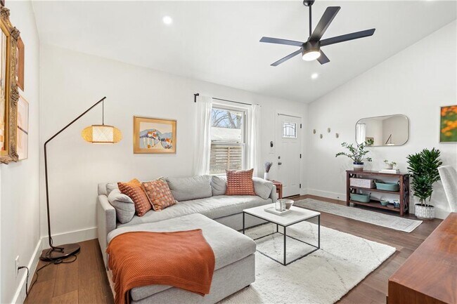 Foto del edificio - 4908 Rowena Ave