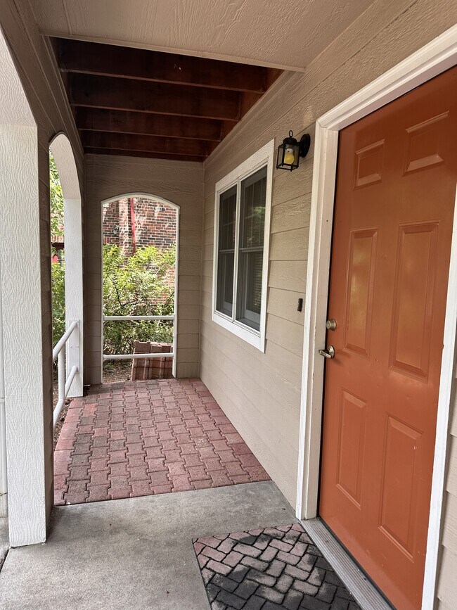 patio exterior - 1008 Remington St