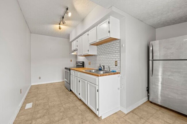 Foto del edificio - 285-287-287 E Whittier St