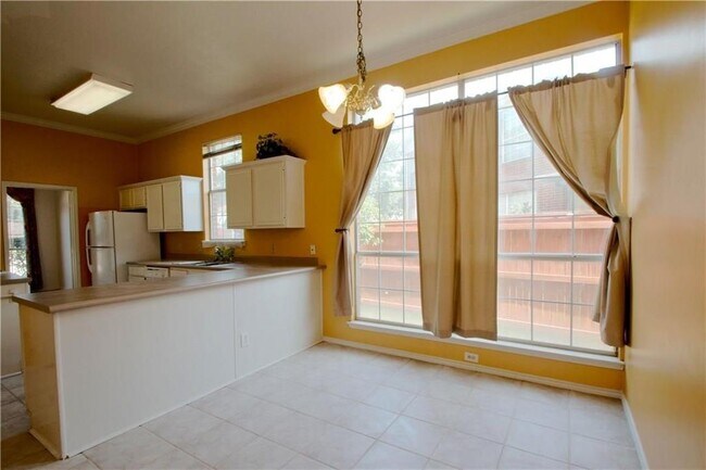 Foto del edificio - 559 Raintree Cir
