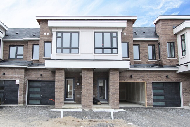Building Photo - Fantastic 3-Bedroom Townhouse available for rent in Bowmanville