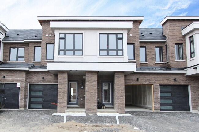 Photo du bâtiment - Fantastic Townhouse in Bowmanville Waterfront Community! (3 Bed, 2.5 Bath)