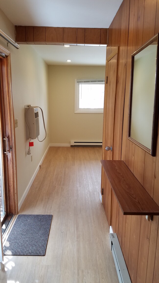 Entrance + Room corner - 97 Vine Rd