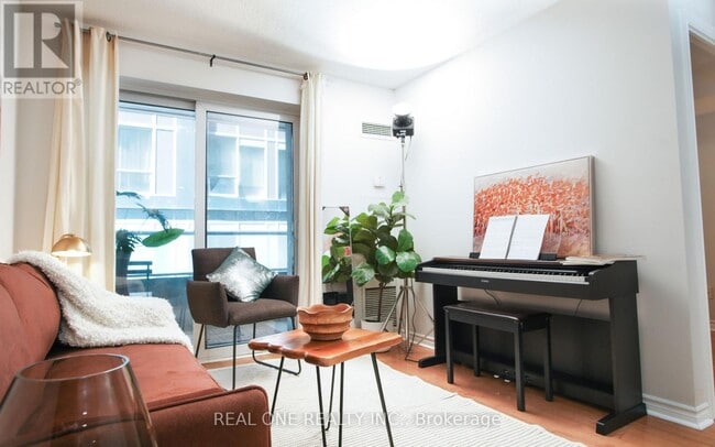 Building Photo - 250 Wellington St W