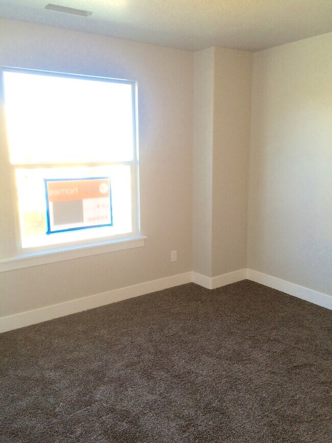 Building Photo - 4 Bedroom Townhome in Herriman!
