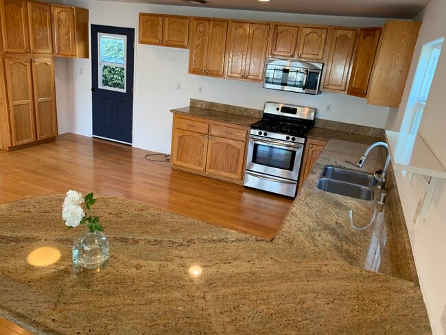 Gorgeous open kitchen - 4635 Lindblade Dr