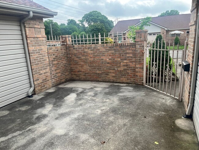 Building Photo - West Knox 2 Bedroom 2 Bath condo