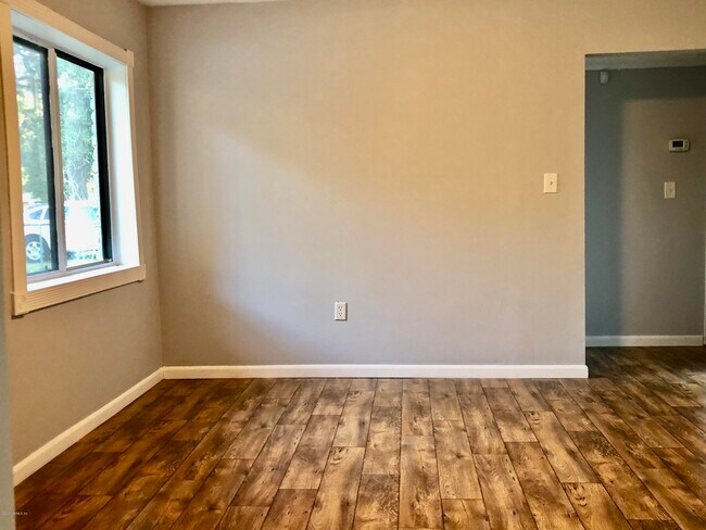 Building Photo - 805 Cypress Ave