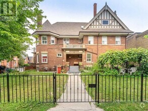 Building Photo - 265-265 High Park Ave