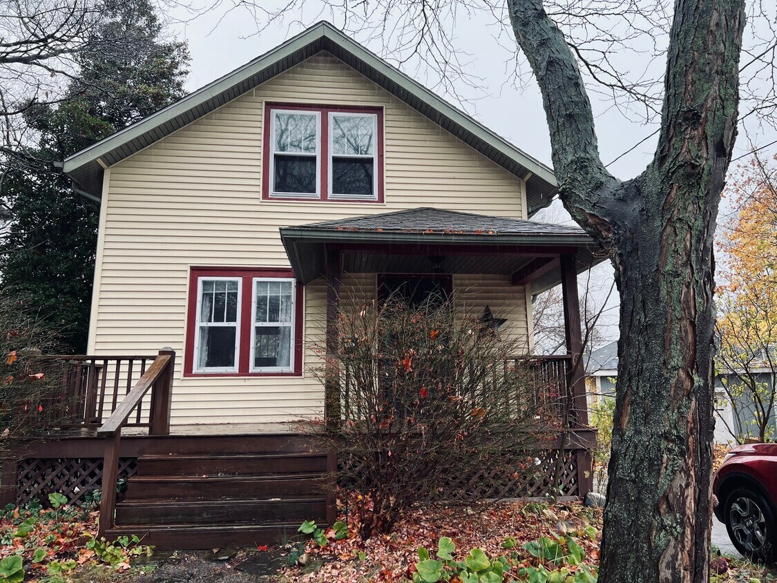 Primary Photo - 415 Rockwell St