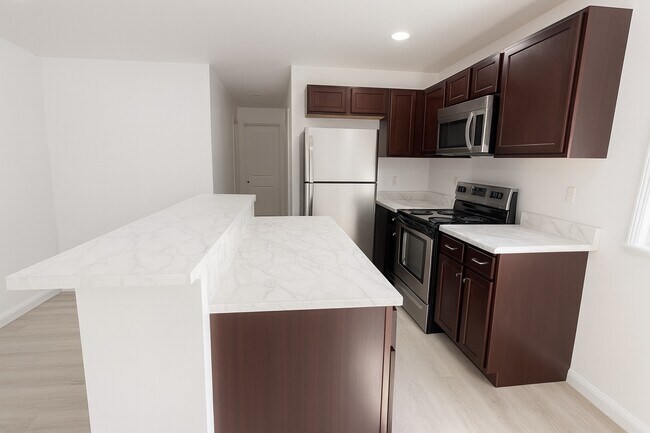 Foto del edificio - 2405 Mastin Lk Rd NW