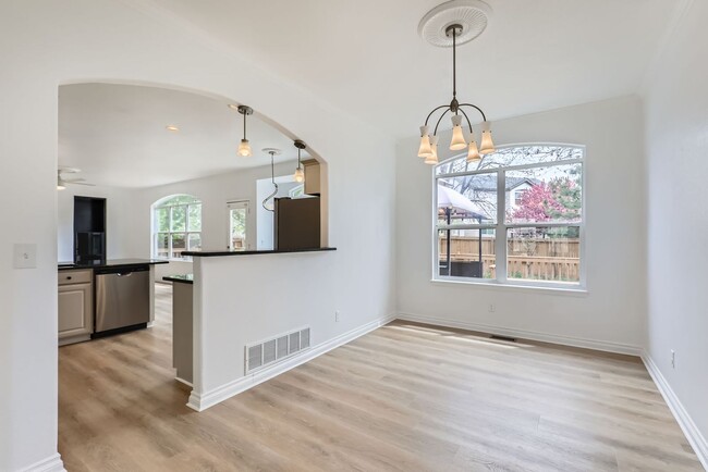 Building Photo - **Spacious, Light-Filled 4 bed, 4 bath wit...