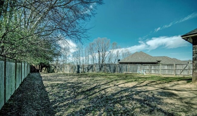 Building Photo - 121 Millhouse Drive