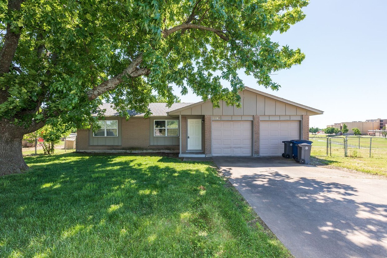 Foto principal - Charming 3 Bedroom in East Tulsa Home!