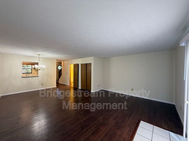 Foto del edificio - 4583 Burchdale St
