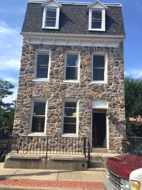 Building Photo - Section 8 Eligible-1st Floor Efficiency Ro...