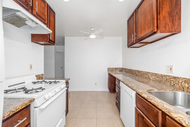 2BR, 1BA - 785SF - Kitchen - 2422 E. 11th St.