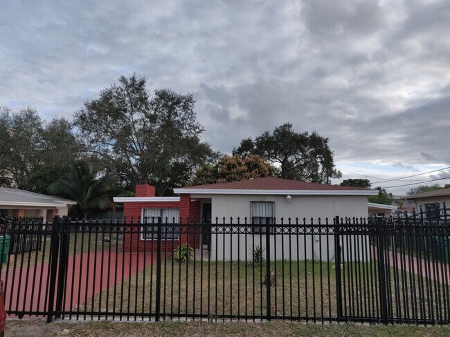 Foto del edificio - 1646 NE 150th St