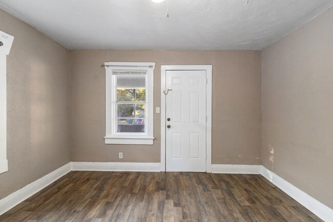 Building Photo - Cute 2 bedroom 1 bathroom single family house