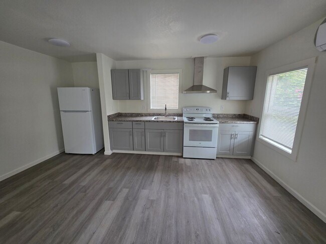 Foto del edificio - 2 bed 1 bath home close to town.