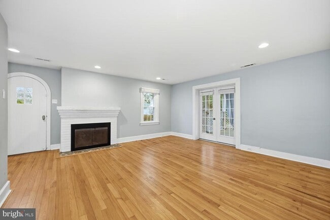 Building Photo - 304 Elm Ave