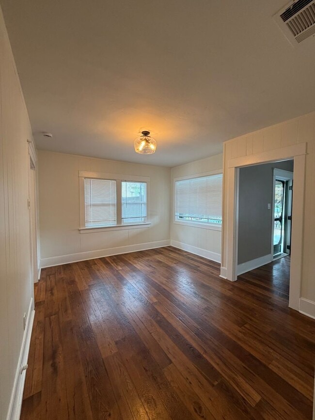 Foto del edificio - 535-537 E. Van Bibber