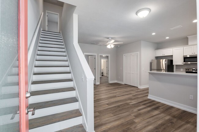 Foto del edificio - 5 Bed 5 Bath Townhome ! NOW LEASING FALL 2...